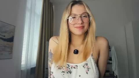 Snapshot of glossybabe_ chatting on 22, 6, 2026 Cherry online show from 22, 6, 2026