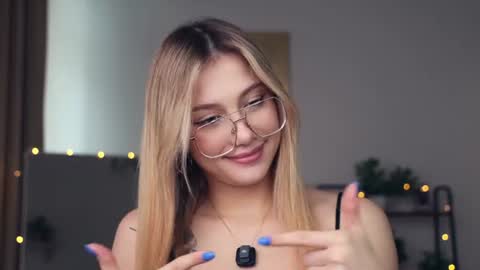 Snapshot of glossybabe_ chatting on 5, 7, 2026 Cherry online show from 5, 7, 2026
