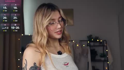 Snapshot of glossybabe_ chatting on 8, 7, 2026 Cherry online show from 8, 7, 2026