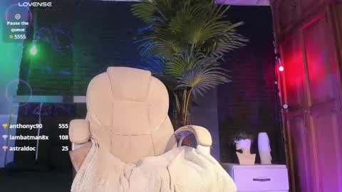 Snapshot of godly_huan chatting on 16, 2, 2025 HUAN online show from 16, 2, 2025