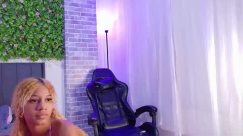 Snapshot of goldenluna chatting on 11, 9, 2025 Moon online show from 11, 9, 2025