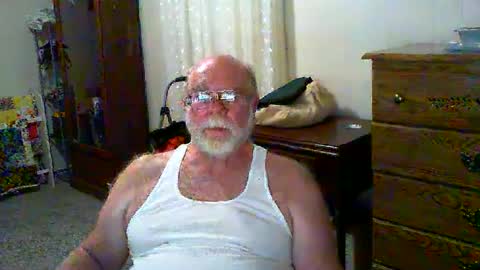 Snapshot of gtnolder60 chatting on 27, 9, 2025 Gary online show from 27, 9, 2025