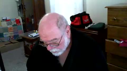 Snapshot of gtnolder60 chatting on 17, 11, 2025 Gary online show from 17, 11, 2025