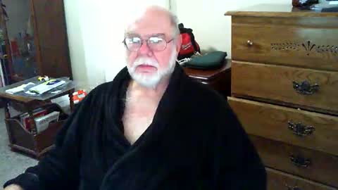 Snapshot of gtnolder60 chatting on 21, 11, 2025 Gary online show from 21, 11, 2025