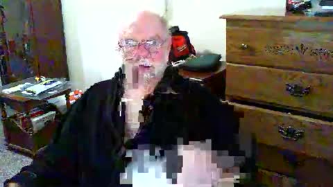 Snapshot of gtnolder60 chatting on 22, 11, 2025 Gary online show from 22, 11, 2025