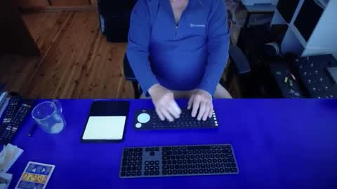 Snapshot of guesswhatigot2 chatting on 27, 9, 2025 guesswhatigot2 online show from 27, 9, 2025