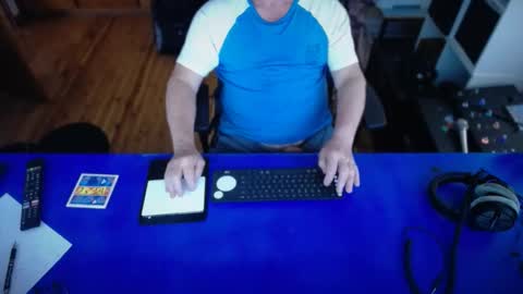 Snapshot of guesswhatigot2 chatting on 16, 11, 2025 guesswhatigot2 online show from 16, 11, 2025