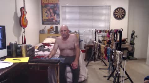 Snapshot of guitarsexgod chatting on 19, 10, 2025 Mario online show from 19, 10, 2025