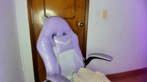 Snapshot of gyal_8_ chatting on 8, 11, 2025 gyal_8_ online show from 8, 11, 2025