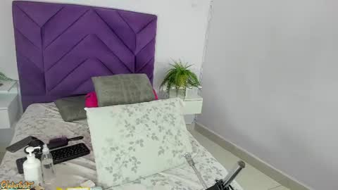 haileystonei online show from 20, 7, 2026