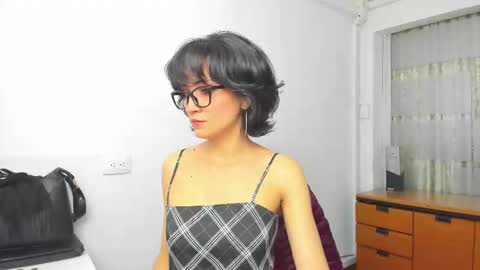 Snapshot of hanna_chloe chatting on 1, 10, 2025 Sara online show from 1, 10, 2025