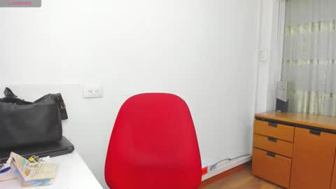 Snapshot of hanna_chloe chatting on 13, 10, 2025 Sara online show from 13, 10, 2025