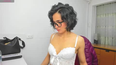 Snapshot of hanna_chloe chatting on 22, 10, 2025 Sara online show from 22, 10, 2025