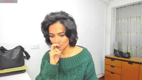 Snapshot of hanna_chloe chatting on 27, 10, 2025 Sara online show from 27, 10, 2025