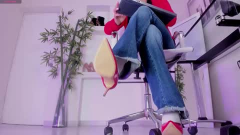 HANNAH HOWELL online show from 25, 11, 2025