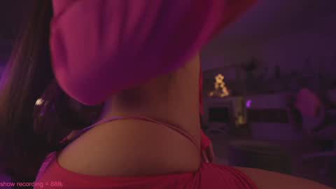 Hannah James online show from 12, 12, 2024