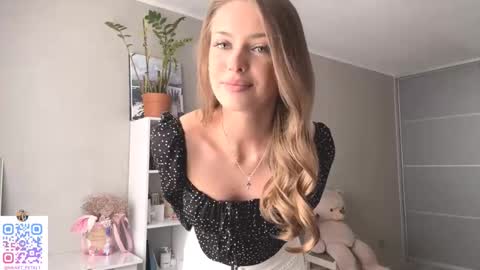 Snapshot of heart_petal chatting on 9, 10, 2025 Mona online show from 9, 10, 2025