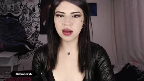 Snapshot of heatherdemonzx_ chatting on 22, 1, 2025 HEATHER DEMONZX Please help me to reach 100 thumbs up online show from 22, 1, 2025