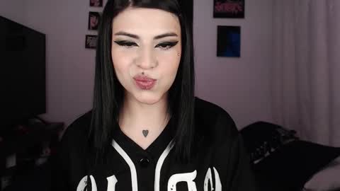 Snapshot of heatherdemonzx_ chatting on 21, 9, 2025 HEATHER DEMONZX Please help me to reach 100 thumbs up online show from 21, 9, 2025