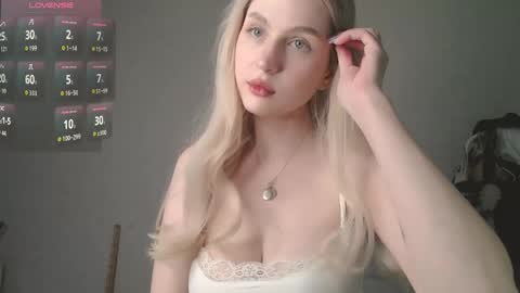 Akemi instinthemoodforlooove online show from 14, 4, 2026