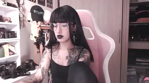Snapshot of hell_666_xxx chatting on 11, 10, 2025 cher online show from 11, 10, 2025