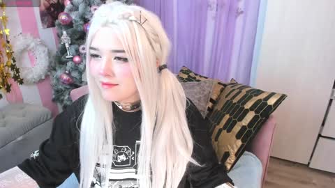 Snapshot of hell_fairy chatting on 4, 12, 2024 Laura online show from 4, 12, 2024