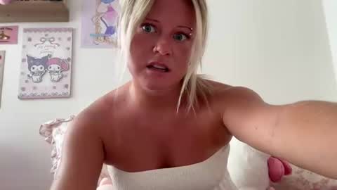Snapshot of hellokittyluverr chatting on 11, 7, 2026 hellokittyluverr online show from 11, 7, 2026