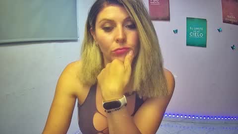 Hestesiaxx online show from 10, 9, 2025