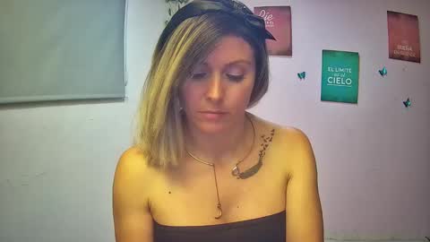 Hestesiaxx online show from 17, 9, 2025