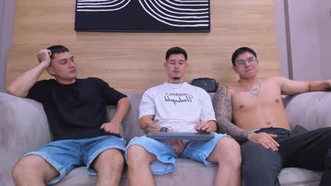 heteros men online show from 18, 4, 2026