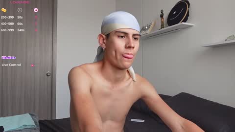 Snapshot of hey_cesard chatting on 8, 2, 2025 hey_cesard online show from 8, 2, 2025