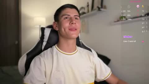 Snapshot of hey_cesard chatting on 16, 10, 2025 hey_cesard online show from 16, 10, 2025