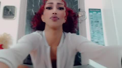 Hilary Avilan online show from 15, 7, 2026