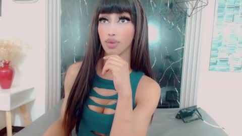 Hilary Avilan online show from 30, 7, 2026