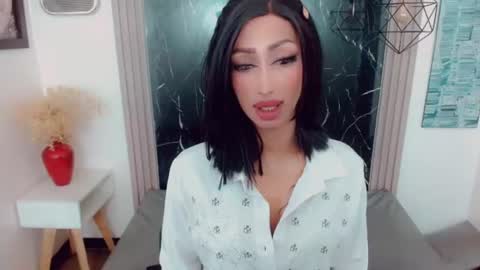 Hilary Avilan online show from 6, 8, 2026