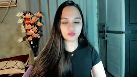 Snapshot of hilarymolly chatting on 3, 3, 2026 hilarymolly online show from 3, 3, 2026