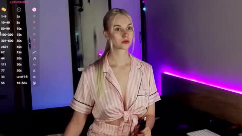 Snapshot of hitchcocianblonde_ chatting on 1, 10, 2025 Mary online show from 1, 10, 2025