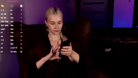 Snapshot of hitchcocianblonde_ chatting on 14, 10, 2025 Mary online show from 14, 10, 2025