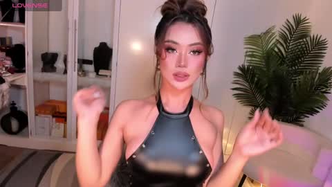 Snapshot of holee_laura chatting on 12, 1, 2025 Ms. Laura online show from 12, 1, 2025