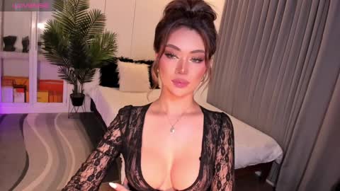 Snapshot of holee_laura chatting on 8, 3, 2025 Ms. Laura online show from 8, 3, 2025