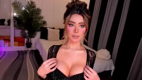 Snapshot of holee_laura chatting on 17, 9, 2025 Ms. Laura online show from 17, 9, 2025