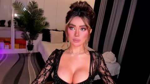 Snapshot of holee_laura chatting on 18, 9, 2025 Ms. Laura online show from 18, 9, 2025