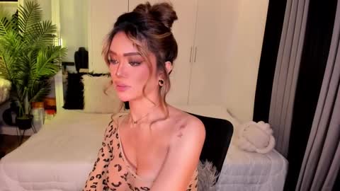 Snapshot of holee_laura chatting on 9, 10, 2025 Ms. Laura online show from 9, 10, 2025