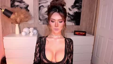 Snapshot of holee_laura chatting on 19, 6, 2026 Ms. Laura online show from 19, 6, 2026