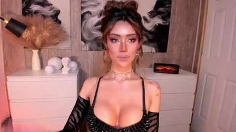 Snapshot of holee_laura chatting on 20, 6, 2026 Ms. Laura online show from 20, 6, 2026