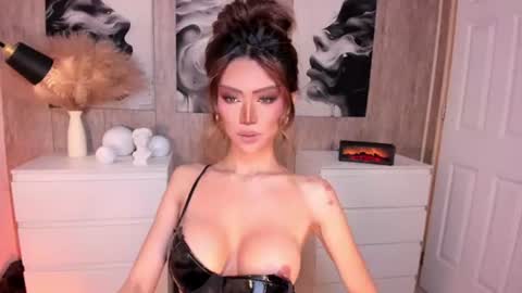 Snapshot of holee_laura chatting on 27, 6, 2026 Ms. Laura online show from 27, 6, 2026