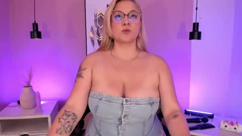 Hollie online show from 22, 9, 2025