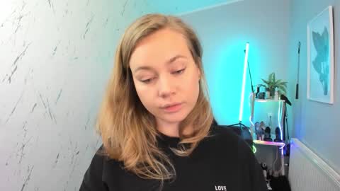 Holly online show from 6, 10, 2025