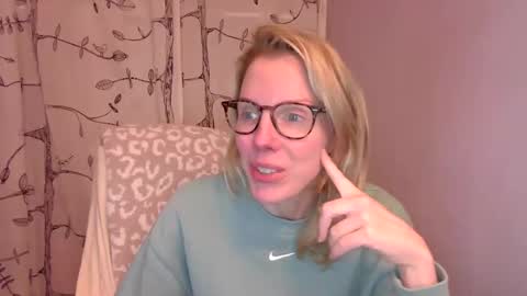 Snapshot of holly_bourbon chatting on 31, 10, 2025 holly_bourbon online show from 31, 10, 2025