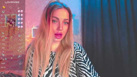 holly_molly8 online show from 17, 1, 2025